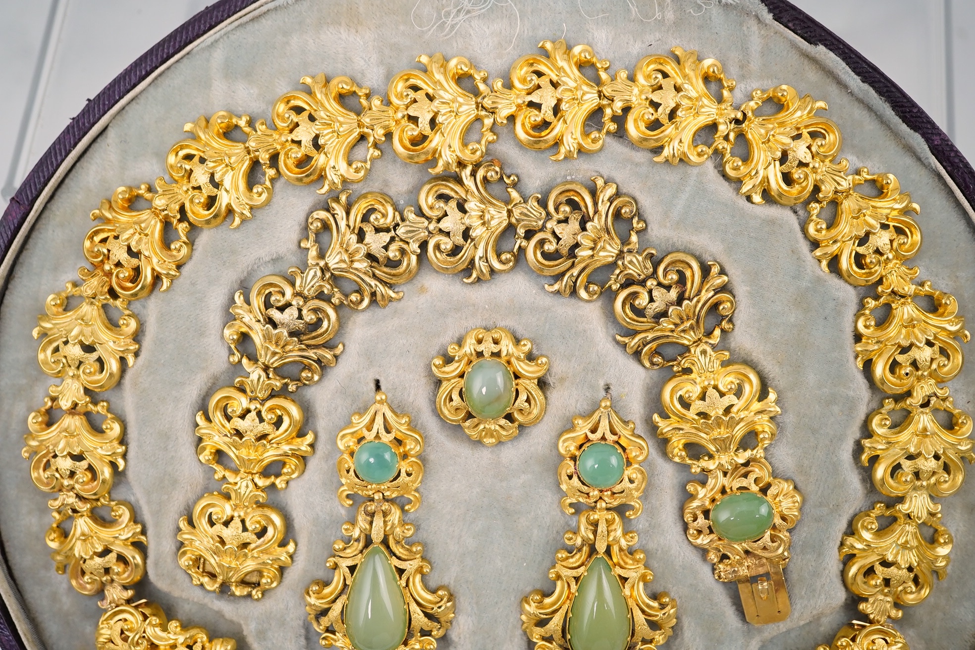 An early Victorian gold and cabochon chrysoprase? cluster set parure